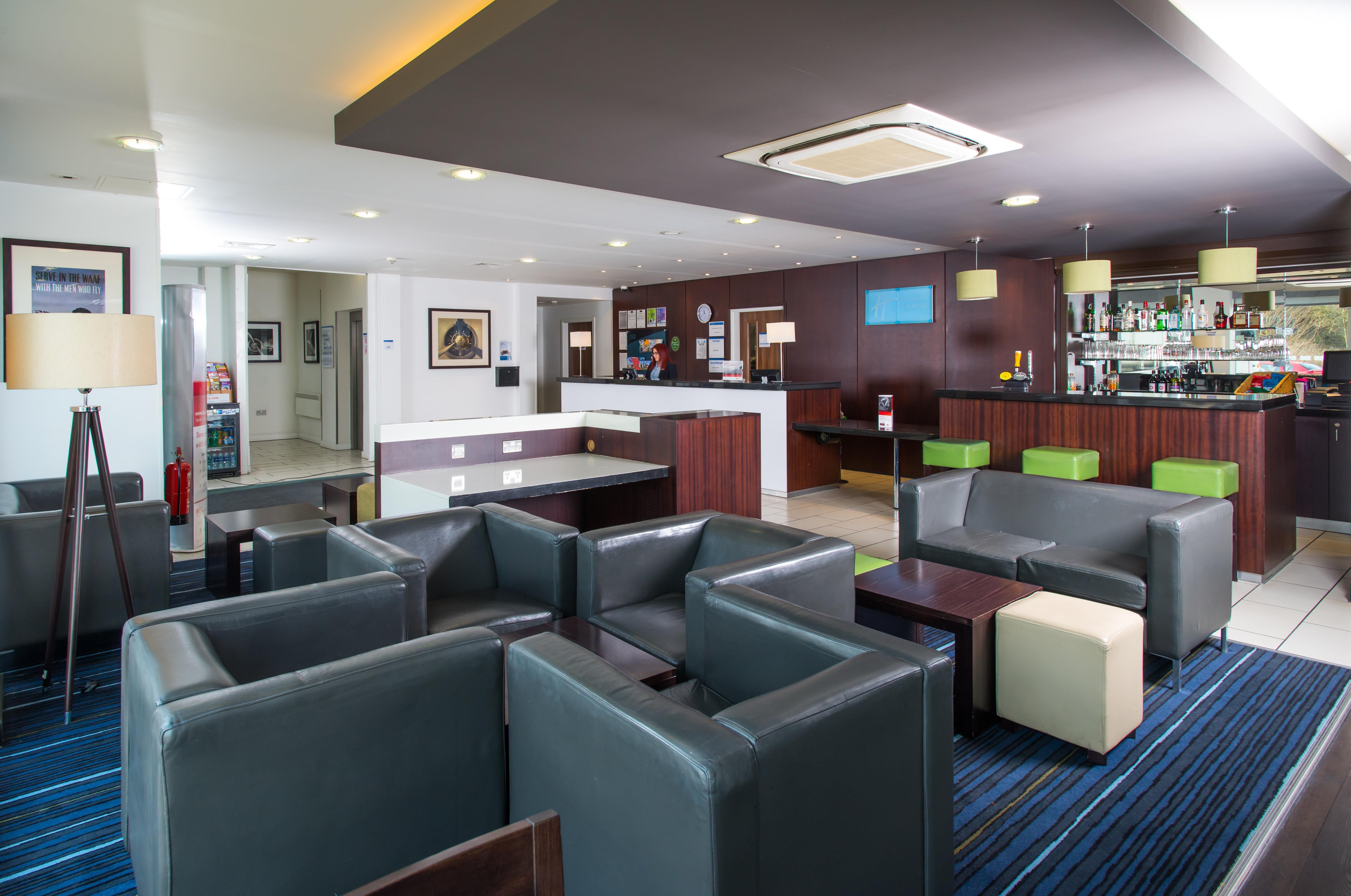 Holiday Inn Express Cambridge Duxford M11 Jct 10 By Ihg Extérieur photo